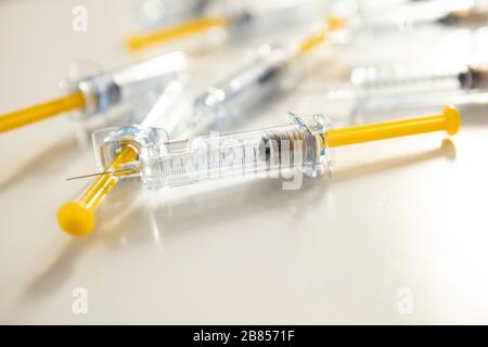 Primo piano della siringa sterile su sfondo bianco. Messa a fuoco selettiva Foto Stock