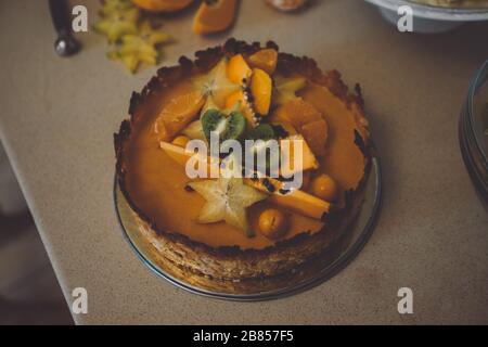 Processo di cottura della torta con frutta fresca Foto Stock