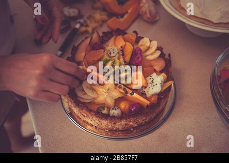 Fare torta con frutta fresca drago frutta papaya carambola Foto Stock