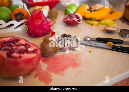 Processo di cottura della torta con frutta fresca Foto Stock