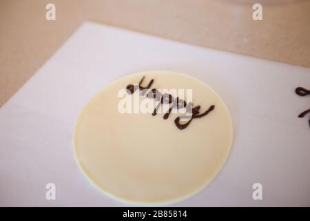Saluto celebrazione buon compleanno. Iscrizione al cioccolato. Decorazioni sulla torta. Foto Stock