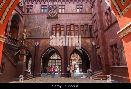 Splendida vista sul magnifico cortile interno del Municipio di Basilea, con la sua bella facciata rossa, affreschi e una statua di Plancus, la città... Foto Stock