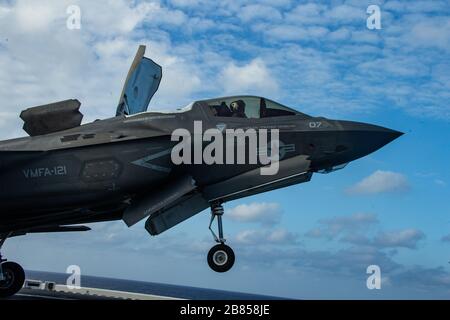 PHILIPPINE SEA (18 marzo 2020) un aereo da combattimento F-35B Lightning II con Marine Medium Tiltrotor Squadron 265 (rinforzato), 31st Marine Expeditionary Unit (MEU), decollo dal ponte di volo della nave d'assalto anfibio USS America (LHA 6). America, fiore all'occhiello dell'America Expeditionary Strike Group, il 31° team MEU, opera nell'area operativa della settima flotta statunitense per migliorare l'interoperabilità con alleati e partner e funge da forza di risposta pronta per difendere la pace e la stabilità nella regione dell'Indo-Pacifico. (Foto ufficiale del corpo marino degli Stati Uniti di CPL. Isaac Cantrell) Foto Stock