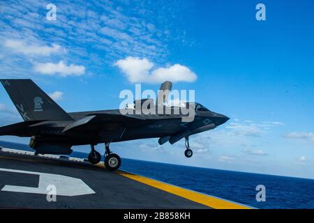 PHILIPPINE SEA (18 marzo 2020) un aereo da combattimento F-35B Lightning II con Marine Medium Tiltrotor Squadron 265 (rinforzato), 31st Marine Expeditionary Unit (MEU), decollo dal ponte di volo della nave d'assalto anfibio USS America (LHA 6). America, fiore all'occhiello dell'America Expeditionary Strike Group, il 31° team MEU, opera nell'area operativa della settima flotta statunitense per migliorare l'interoperabilità con alleati e partner e funge da forza di risposta pronta per difendere la pace e la stabilità nella regione dell'Indo-Pacifico. (Foto ufficiale del corpo marino degli Stati Uniti di CPL. Isaac Cantrell) Foto Stock