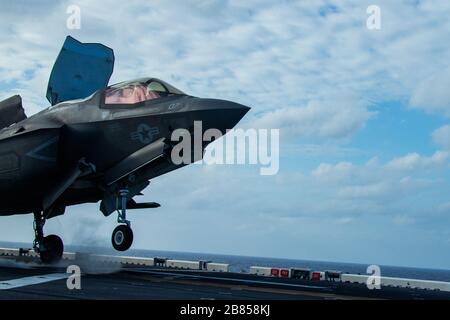 PHILIPPINE SEA (18 marzo 2020) un aereo da combattimento F-35B Lightning II con Marine Medium Tiltrotor Squadron 265 (rinforzato), 31st Marine Expeditionary Unit (MEU), decollo dal ponte di volo della nave d'assalto anfibio USS America (LHA 6). America, fiore all'occhiello dell'America Expeditionary Strike Group, il 31° team MEU, opera nell'area operativa della settima flotta statunitense per migliorare l'interoperabilità con alleati e partner e funge da forza di risposta pronta per difendere la pace e la stabilità nella regione dell'Indo-Pacifico. (Foto ufficiale del corpo marino degli Stati Uniti di CPL. Isaac Cantrell) Foto Stock