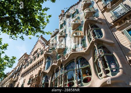 BARCELLONA, SPAGNA - 04 GIUGNO 2019: Casa Batllo progettata da Antoni Gaudi è una delle principali attrazioni del centro di Barcellona Foto Stock