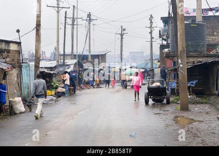 Strada attraverso Mathare Slum, Nairobi, Kenya. Mathare è una collezione di baraccopoli nel nord-est di Nairobi centrale, Kenya con una popolazione di approssimatel Foto Stock