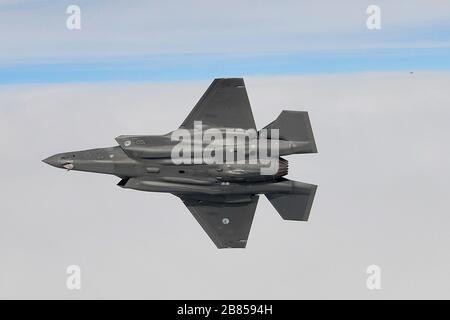 Una forza aerea Royal Netherlands F-35A conduce operazioni aeree a sostegno della task force Bomber Europa 20-2 sul Mare del Nord il 18 marzo 2020. Le missioni dei bombardieri offrono l'opportunità di formare e lavorare con gli alleati della NATO e i partner teatrali in operazioni ed esercitazioni combinate e congiunte. (STATI UNITI Foto Air Force/Master Sgt. Matthew Plew) Foto Stock