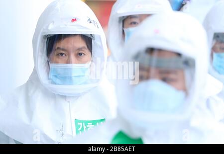 (200320) -- SEOUL, 20 marzo 2020 (Xinhua) -- i medici che indossano tute protettive camminano verso i reparti di un ospedale a Daegu, Corea del Sud, 20 marzo 2020. La Corea del Sud ha segnalato altri 87 casi del COVID-19 il giovedì, portando il numero totale a 8,652. (Newsis/Handout via Xinhua) Foto Stock