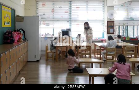 (200320) -- SEOUL, 20 marzo 2020 (Xinhua) -- i bambini hanno una classe in un'aula di trusteeship di una scuola primaria a Seoul, Corea del Sud, 20 marzo 2020. La Corea del Sud ha segnalato altri 87 casi del COVID-19 il giovedì, portando il numero totale a 8,652. (Newsis/Handout via Xinhua) Foto Stock