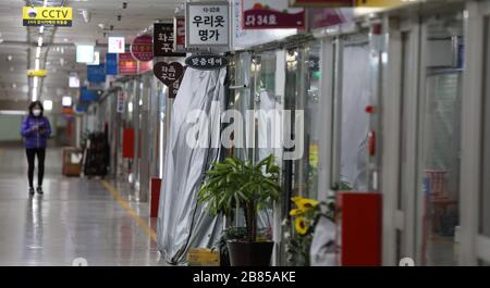 (200320) -- SEOUL, 20 marzo 2020 (Xinhua) -- i negozi sono visti chiusi in un centro commerciale sotterraneo a Daegu, Corea del Sud, 20 marzo 2020. La Corea del Sud ha segnalato altri 87 casi del COVID-19 il giovedì, portando il numero totale a 8,652. (Newsis/Handout via Xinhua) Foto Stock