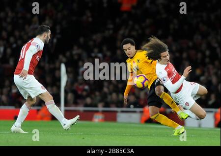 Matto Guendouzi di Arsenal è scollato da Hlder Costa di Wolverhampton Wanderers durante la partita della Premier League tra Arsenal e Wolverhampton Wanderers all'Emirates Stadium di Londra, Regno Unito - 11 novembre 2018 Foto Stock