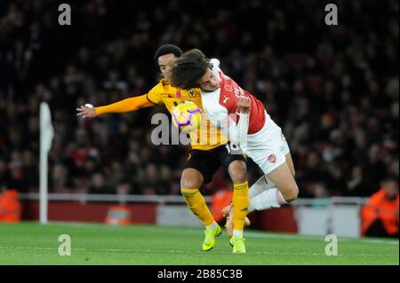 Matto Guendouzi di Arsenal è scollato da Hlder Costa di Wolverhampton Wanderers durante la partita della Premier League tra Arsenal e Wolverhampton Wanderers all'Emirates Stadium di Londra, Regno Unito - 11 novembre 2018 Foto Stock