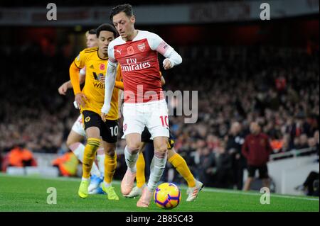 Mesut …zil dell'Arsenal in azione durante la partita della Premier League tra Arsenal e Wolverhampton Wanderers all'Emirates Stadium di Londra, Regno Unito - 11 novembre 2018 Foto Stock