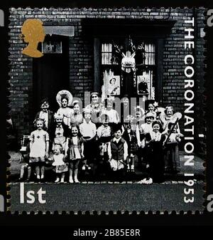 Francobollo. Gran Bretagna. Regina Elisabetta II. 50° anniversario di incoronazione. Bambini in abito da fantasia. 1.2003. Foto Stock