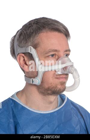Uomo con bretella di fissaggio CPAP isolata su sfondo bianco Foto Stock