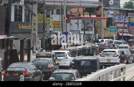 Colombo, Sri Lanka. 20 Marzo 2020. I pendolari attendono il loro turno in un distributore di benzina a Colombo il 20 marzo 2020. Secondo l'Ufficio del Presidente, un coprifuoco su scala insulare sarà imposto dalle 6.00 di oggi (20) alle 6.00 di lunedì (23). Credit: Pradeep Dambarage/ZUMA Wire/Alamy Live News Foto Stock