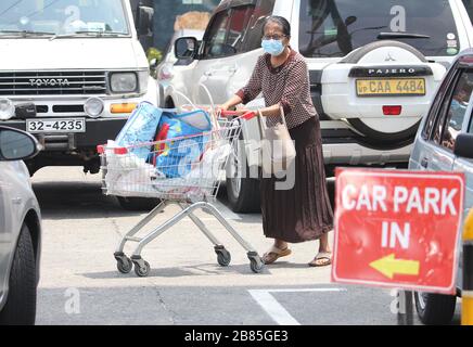 Colombo, Sri Lanka. 20 Marzo 2020. Una donna anziana esce dal supermercato con un carrello a Colombo il 20 marzo 2020. Un coprifuoco a livello di isola sarà imposto dalle 6.00 di oggi (20) alle 6.00 di Lunedi (23), dice il Presidente del Credit Office: Pradeep Dambarage/ZUMA Wire/Alamy Live News Foto Stock