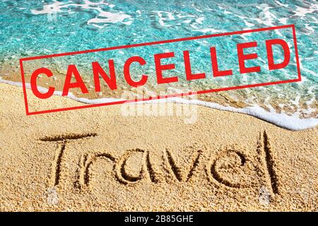Parole VIAGGIO sulla spiaggia di sabbia, blu mare onda paesaggio, rosso ANNULLATO timbro, pandemia Coronavirus, covid 19 epidemia, simbolo di cancellazione, segno divieto Foto Stock