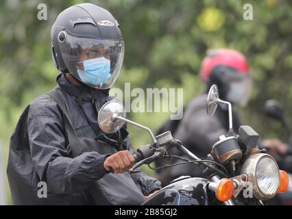 Colombo, Sri Lanka. 20 Marzo 2020. Sri Lanka indossare maschere protettive corsa in moto a Colombo il 20 marzo 2020. Secondo l'Ufficio del Presidente, un coprifuoco su scala insulare sarà imposto dalle 6.00 di oggi (20) alle 6.00 di lunedì (23). Credit: Pradeep Dambarage/ZUMA Wire/Alamy Live News Foto Stock