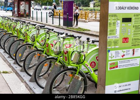 Budapest, Ungheria – MOL BUBI noleggio biciclette, paesaggio il 17 2019 settembre in Ungheria Foto Stock