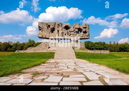 Lublin, Lubelskie / Polonia - 2019/08/17: Majdanek KL Lublin Nazis concentrazione e - Konzentrationslager Lublin - con vittime monumento commemorativo Foto Stock