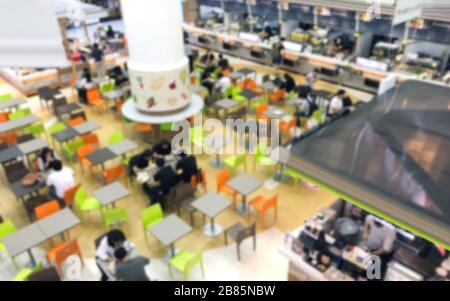 Immagine sfocata mensa Sala da pranzo, un sacco di persone stanno mangiando cibo in mensa università sfondo sfocato, sfondo sfocato caffè o caffetteria Foto Stock