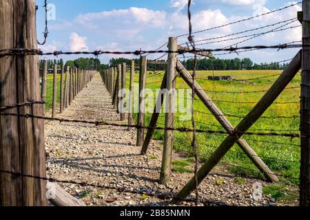 Lublin, Lubelskie / Polonia - 2019/08/17: Recinzioni di filo spinato del campo di concentramento di Lublino Nazis di Majdanek KL - Konzentrationslager Lublin Foto Stock