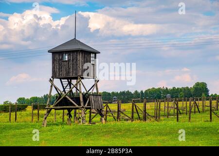 Lublin, Lubelskie / Polonia - 2019/08/17: Torri di guardia e recinzioni di filo spinato di Majdanek KL Lublin Nazis campo di concentramento e sterminio Foto Stock