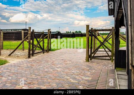 Lublin, Lubelskie / Polonia - 2019/08/17: Torri di guardia e recinzioni di filo spinato di Majdanek KL Lublin Nazis campo di concentramento e sterminio Foto Stock