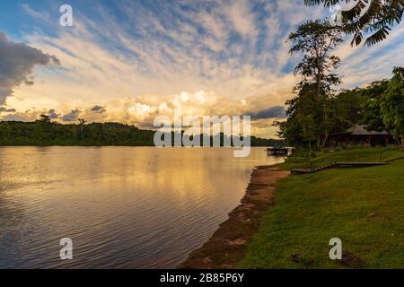 Nuvole bianche con cielo blu durante il tramonto in Amazzonia Foto Stock