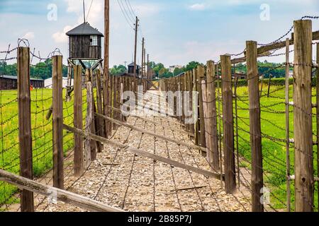 Lublin, Lubelskie / Polonia - 2019/08/17: Recinzioni di filo spinato del campo di concentramento di Lublino Nazis di Majdanek KL - Konzentrationslager Lublin Foto Stock