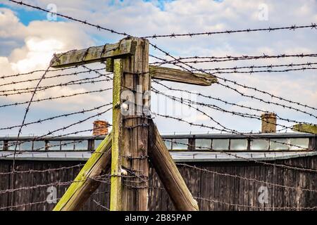 Lublin, Lubelskie / Polonia - 2019/08/17: Recinzioni di filo spinato del campo di concentramento di Lublino Nazis di Majdanek KL - Konzentrationslager Lublin Foto Stock