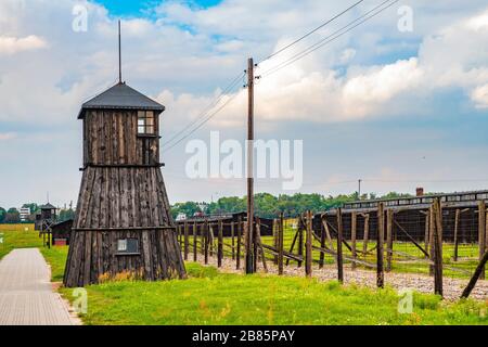 Lublin, Lubelskie / Polonia - 2019/08/17: Vista panoramica del campo di concentramento di Lublino Nazis Majdanek KL con torri di guardia e recinzioni a filo spinato Foto Stock