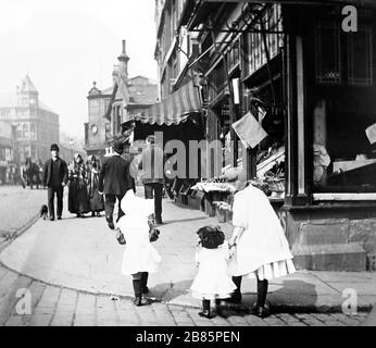 St. James Street, Burnley, primi del 1900 Foto Stock