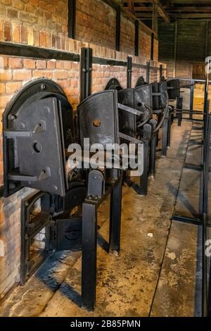 Lublin, Lubelskie / Polonia - 2019/08/17: Forni crematori ricostruiti del campo di concentramento e sterminio di Majdanek KL Lublin Nazis Foto Stock