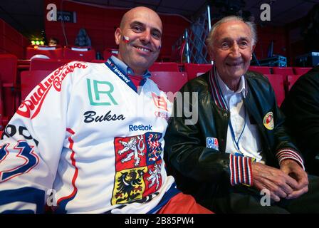 Stoccolma, Svezia. 12 maggio 2013. ***FILE PHOTO*** Iif World Championships, Ice Hockey, Gruppo A, Repubblica Ceca vs Canada, 12 maggio 2013, Stoccolma, Svezia. La leggenda dell'hockey ceco Vladimir Zabrodsky (a destra). Credit: Vit Simanek/CTK Photo/Alamy Live News Foto Stock