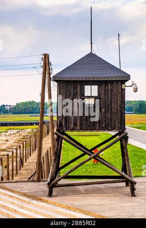 Lublin, Lubelskie / Polonia - 2019/08/17: Torri di guardia e recinzioni di filo spinato di Majdanek KL Lublin Nazis campo di concentramento e sterminio Foto Stock