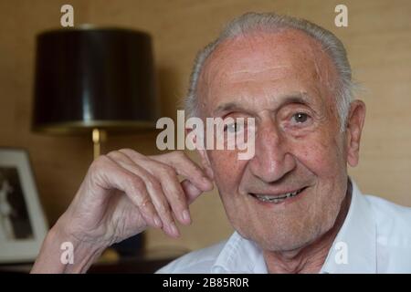 Stoccolma, Svezia. 13 maggio 2013. ***FILE PHOTO*** la leggenda dell'hockey ceco Vladimir Zabrodsky è visto nel suo appartamento a Stoccolma, Svezia, 13 maggio 2013. Credit: Vit Simanek/CTK Photo/Alamy Live News Foto Stock