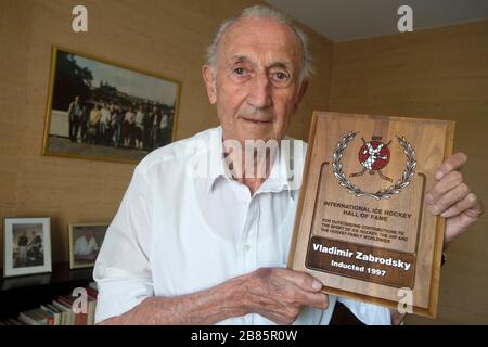 Stoccolma, Svezia. 13 maggio 2013. ***FILE PHOTO*** la leggenda dell'hockey ceco Vladimir Zabrodsky mostra la targa per l'ingresso nella Hall of Fame della International Ice Hockey Federation IIHF a Stoccolma, Svezia, 13 maggio 2013. Credit: Vit Simanek/CTK Photo/Alamy Live News Foto Stock