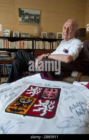 Stoccolma, Svezia. 13 maggio 2013. ***FILE PHOTO*** la leggenda dell'hockey ceco Vladimir Zabrodsky mostra la sua maglia nazionale di hockey che ha ottenuto per il suo compleanno a Stoccolma, Svezia, 13 maggio 2013. Credit: Vit Simanek/CTK Photo/Alamy Live News Foto Stock