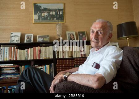 Stoccolma, Svezia. 13 maggio 2013. ***FILE PHOTO*** la leggenda dell'hockey ceco Vladimir Zabrodsky è visto nel suo appartamento a Stoccolma, Svezia, 13 maggio 2013. Credit: Vit Simanek/CTK Photo/Alamy Live News Foto Stock