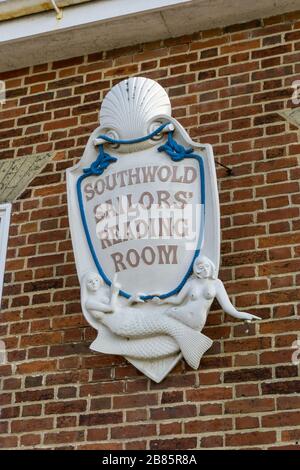 Segno ornato per la Sala lettura dei marinai di Southwold, Suffolk, Regno Unito; costruito nel 1864 come rifugio per i pescatori e ora un museo marittimo. Foto Stock