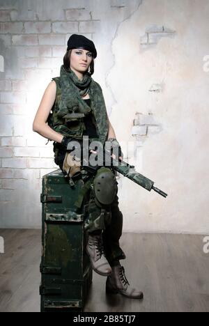 donna militare con automa Foto Stock