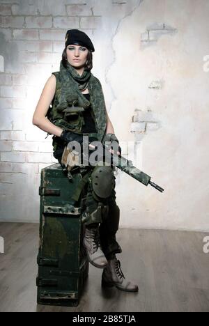 donna militare con automa Foto Stock