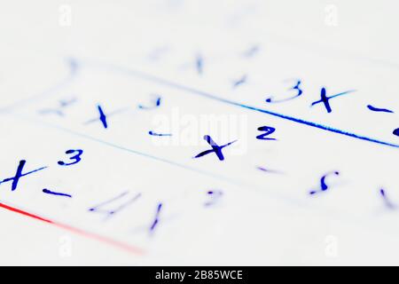 Concetto matematico. Pensiero matematico utilizzando la formula di calcolo per ottenere i risultati corretti. Numeri scritti su carta con penna a inchiostro blu. Foto Stock