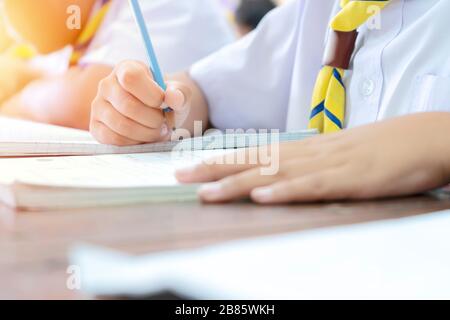 Studiare il concetto, imparare cose nuove. Gli studenti che stanno tenendo matite, seduti in classe sono interessati alla matematica. Una formazione frequente sarà di aiuto Foto Stock