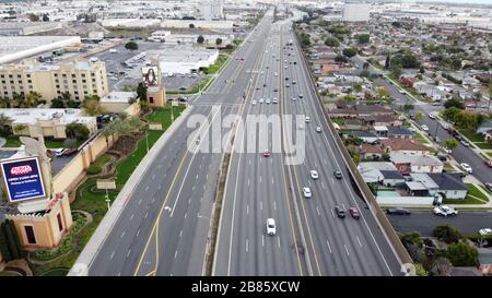 Vista generale del traffico sparso sull'Interstate 5 vicino ai Citadel Outlets in seguito all'epidemia di pandemia di coronavirus, giovedì 19 marzo 2020, a Los Angeles. Il governatore della California Gavin Newcom ha ordinato giovedì ai 40 milioni di residenti dello stato di rimanere a casa e di rifugiarsi. (Foto di IOS/Espa-Images) Foto Stock