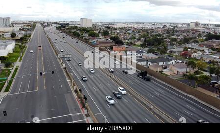 Vista generale del traffico sparso sull'Interstate 5 vicino ai Citadel Outlets in seguito all'epidemia di pandemia di coronavirus, giovedì 19 marzo 2020, a Los Angeles. Il governatore della California Gavin Newcom ha ordinato giovedì ai 40 milioni di residenti dello stato di rimanere a casa e di rifugiarsi. (Foto di IOS/Espa-Images) Foto Stock