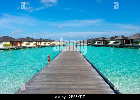 Maldive, atollo nord di Male - Dicembre 28 2019 - un molo di legno per il paradiso Foto Stock